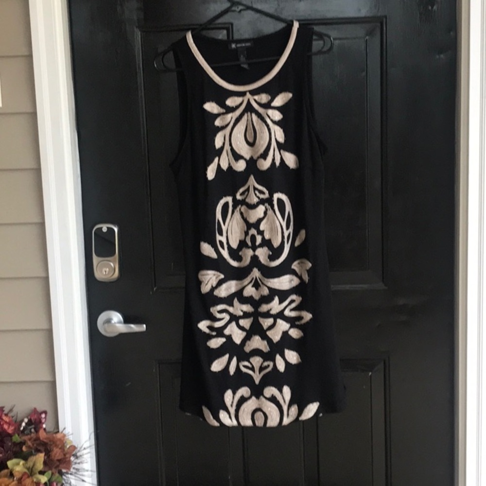 Beautifully embroidered pattern on black. Size XL.